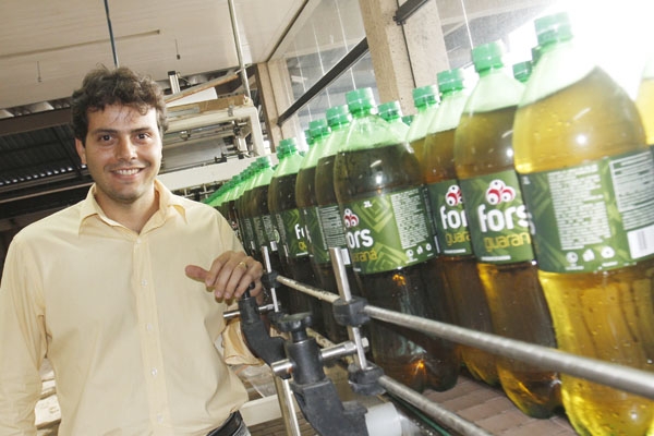 Abraço muito especial hoje ao jovem empresário do setor de bebidas Antônio Carlos Franchini Júnior (Kakalo). Ele é filho dos meus amigos Carlinho Franchini e Marina e dirige, com muito sucesso, ao lado deles e da irmã Karla, a empresa Fors, Kalena e Brune